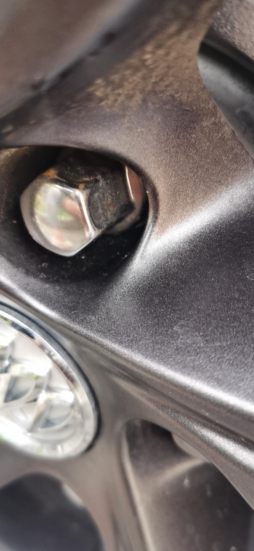 我这俩是低配君威GS 才买来一个月左右的新车 4个轮毂螺帽都生锈似的 抹布用点力一擦也就没了 请问各位大佬们 这是什么原因