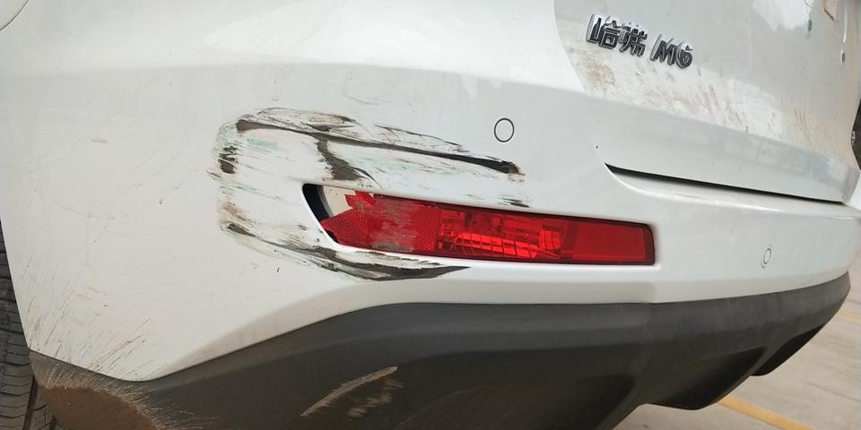 哈弗m6-刚出来七天。自己倒车碰到的要多少钱才弄得好？售后说不建议报保险。