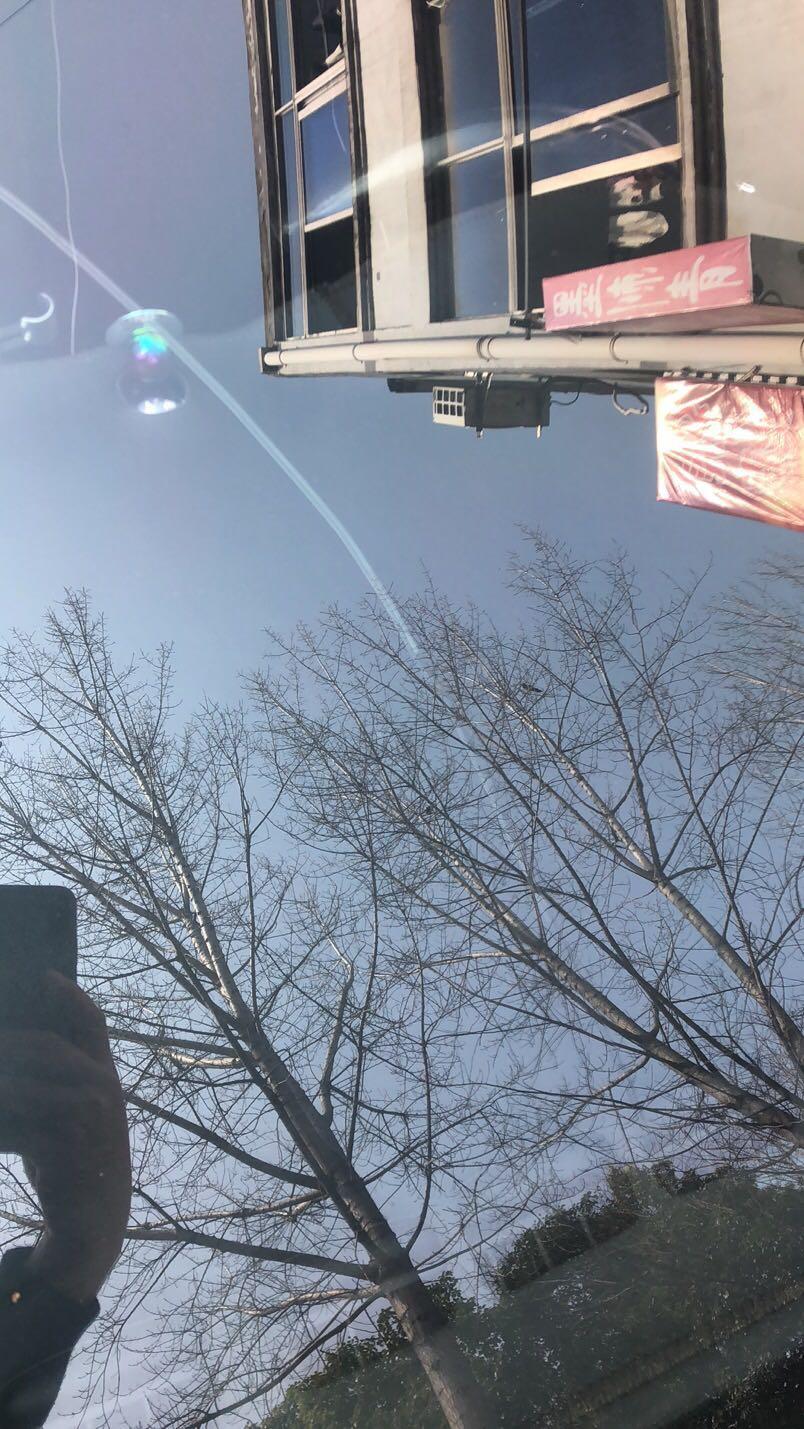 丰田雷凌前挡玻璃裂了一条缝，是更换还是修？有没有知道的朋友换什么样的比较好，价格大概是多少