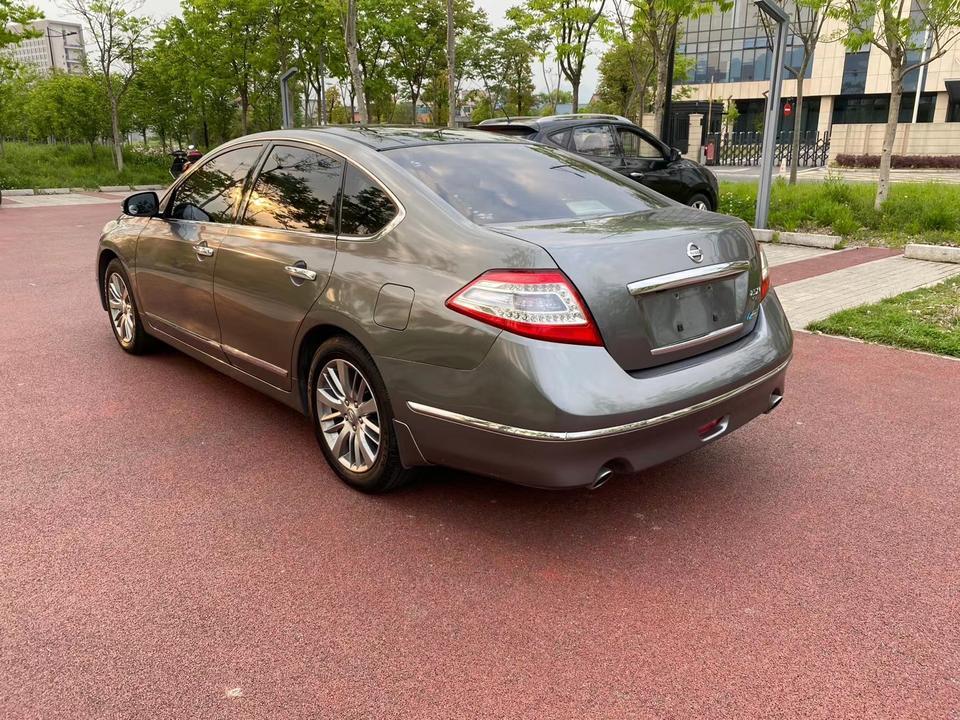 我买了台2011款天籁公爵2.5V6,开了十几天，结果在今天电路出现故障，转向灯，刹车灯，全景天窗，四个门窗都锁不了。车子也锁不了，问卖给我的车商，他说这是小问题，说让我开去修理厂看看，明天见结果，懂的朋友也可以帮我分析分析是啥问题？