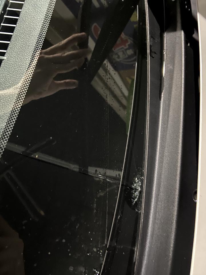 16款思域前挡风玻璃裂了，去4s店更换大概多少钱