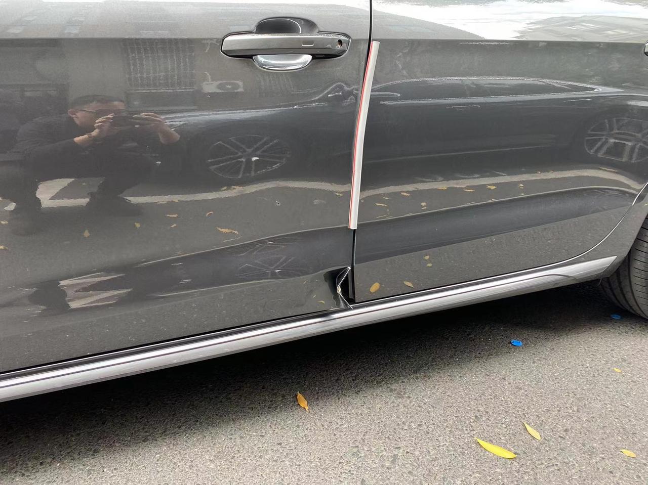奥迪A4L 求问 两个月的新车出事故 车门是 换还是修求车友们给个建议