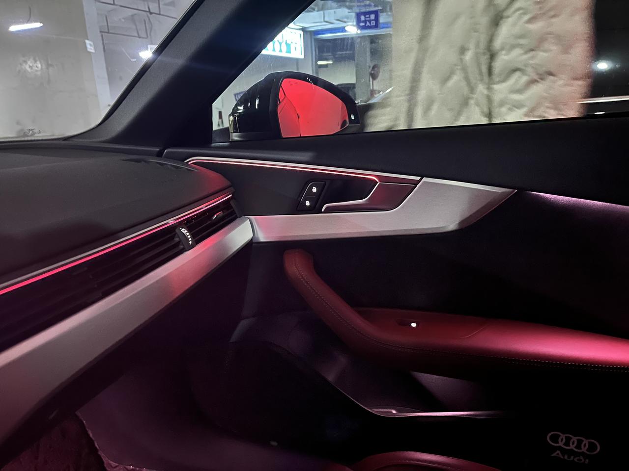 奥迪A4L 问个氛围灯的问题，提车9个月了，今天突然注意到主驾位车门上原厂是没有氛围灯的吗？