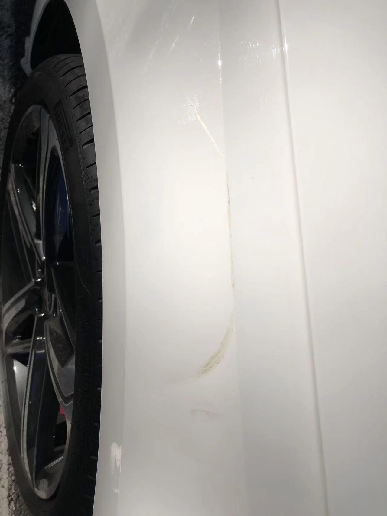 奥迪A4L 新车一血：停楼下停车位，早晨起来被蹭了，不严重倒是，但是伤了些漆，凹下去点请问，各位圈内大佬，这种修的话得多