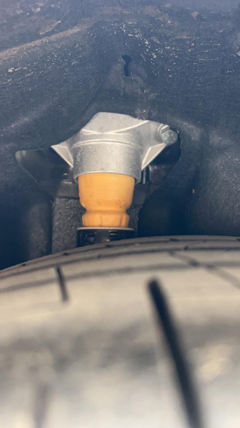 奥迪A4L 铁子们，A4 45的避震，这黄色的东西是不是新车限位块？