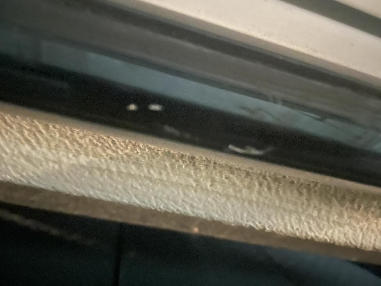 奥迪A4L 车友们这里怎么弄，提车一个月了。今天洗车才发下门板下面有蹭的
