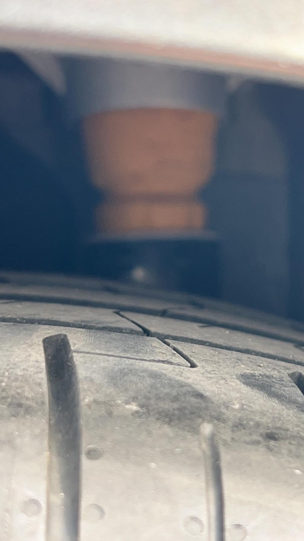 奥迪A4L 铁子们，A4 45的避震，这黄色的东西是不是新车限位块？