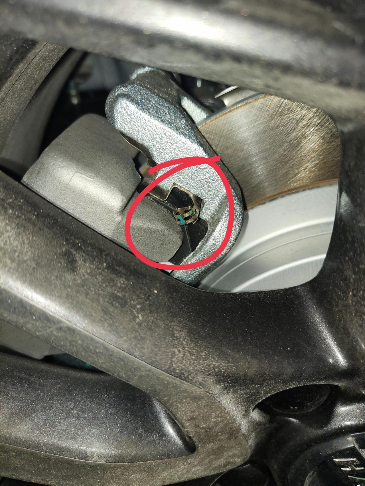 哈弗H6 哈弗第三代的新车，请问一下这样刹车片这个位置正常吗？？