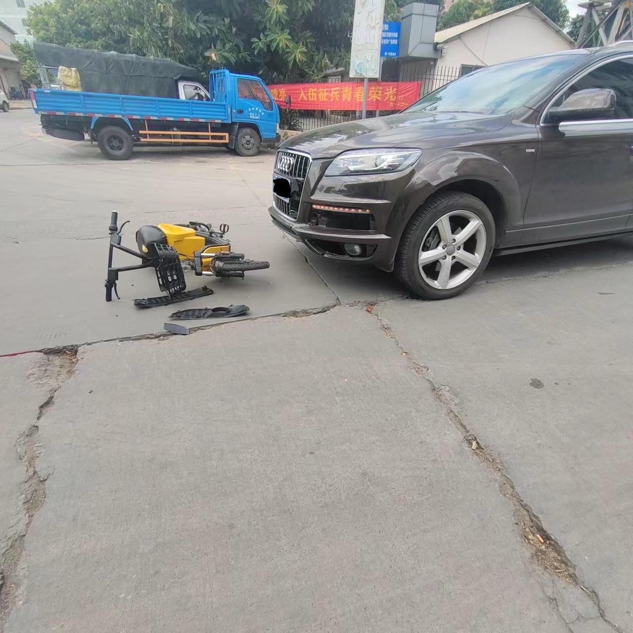 奥迪SQ7 前天我骑共享电动车逆行刹不住车 撞到了一辆奥迪q7 35TFSI  我是全责  我先问一下大家撞成这样子 去