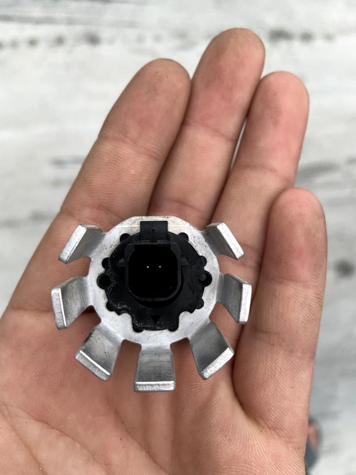 兄弟们，十代半雅阁，原车LED前雾灯，请问能换灯泡吗？