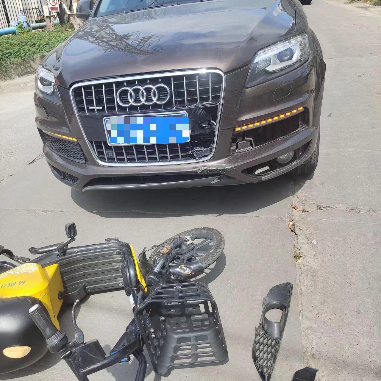 奥迪SQ7 前天我骑共享电动车逆行刹不住车 撞到了一辆奥迪q7 35TFSI  我是全责  我先问一下大家撞成这样子 去