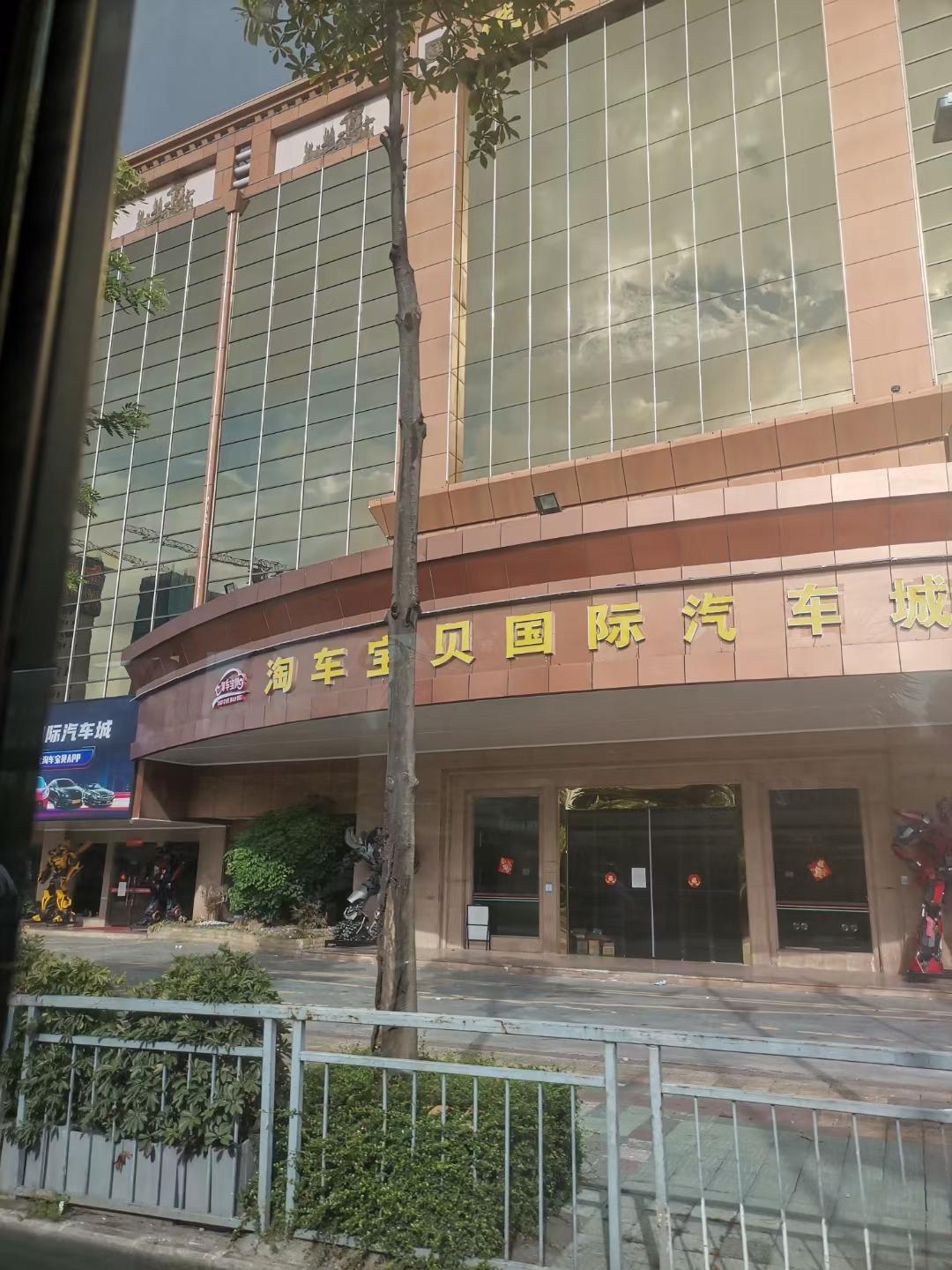 年初几个销售加我微信，雅阁尊贵版便宜两三万，还好我没上钩