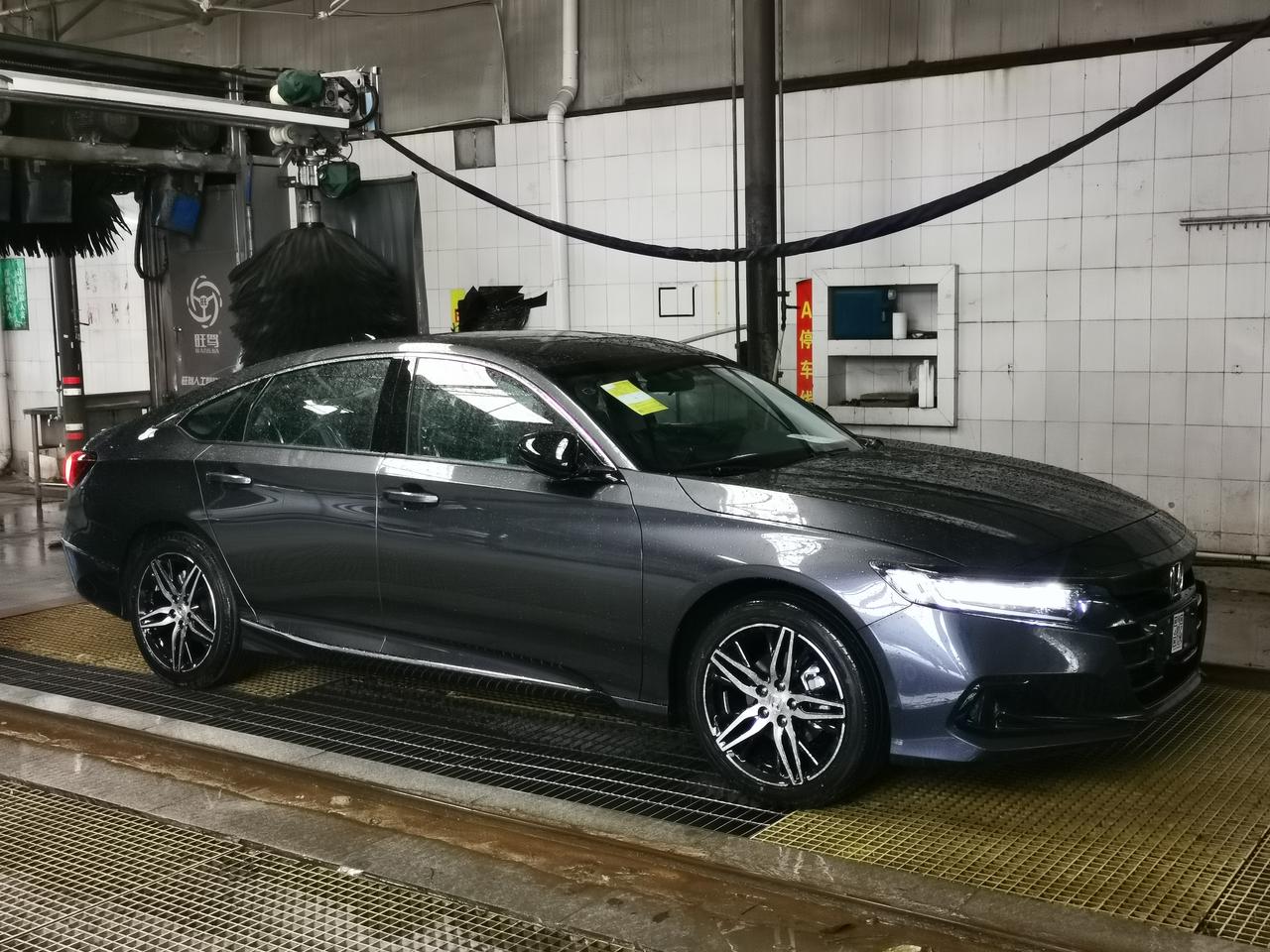 本田雅阁 今天武汉刚提的银色幻夜尊贵版，圈友们新车有必要镀晶吗，4S店的美容师傅不停推荐，1000块贵吗