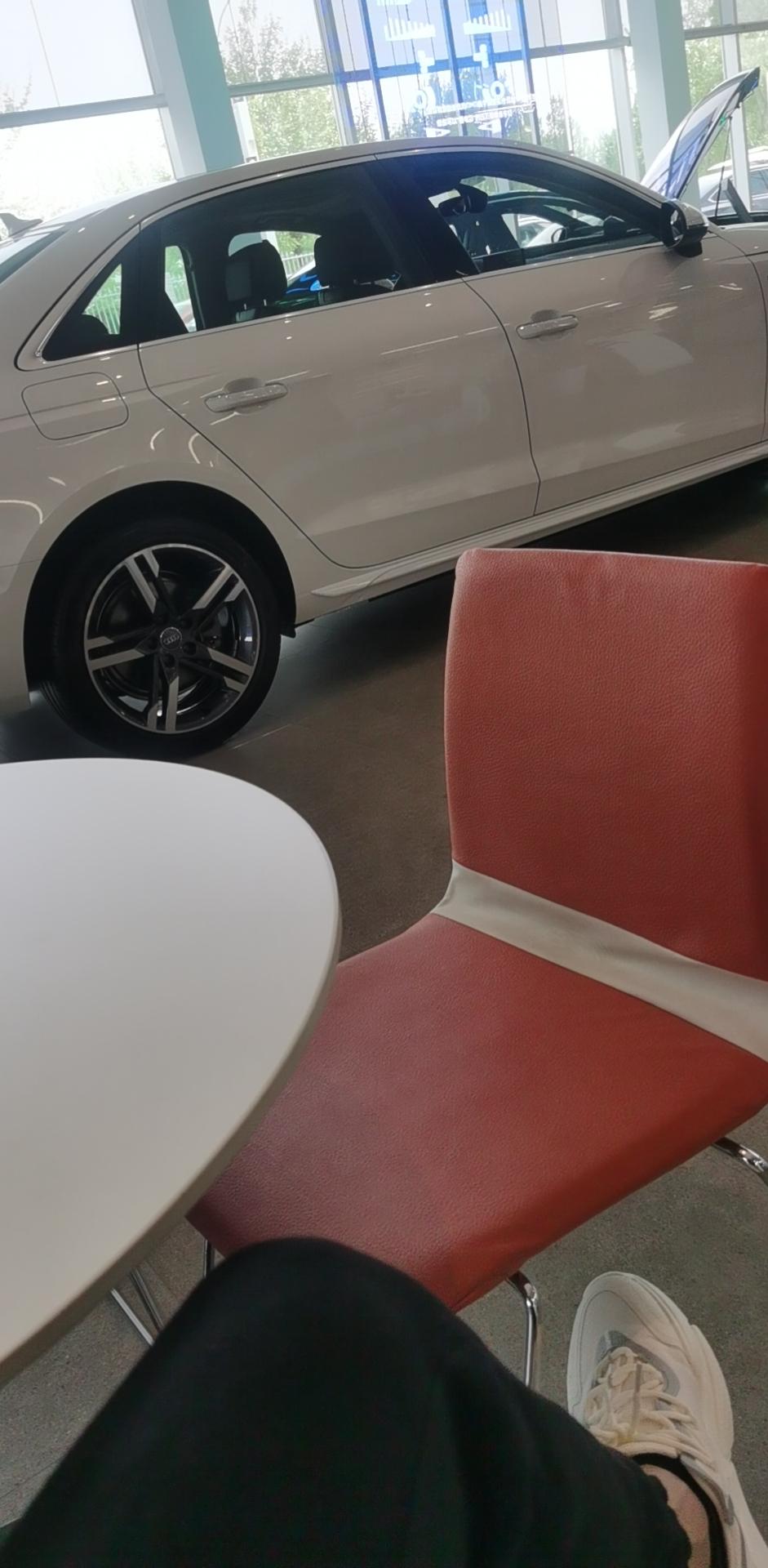 奥迪A4L 在陕西宝鸡看的车，40时尚，裸车价276800，全款下来32万6，有个8900的车辆装潢（里面就包含脚垫，车
