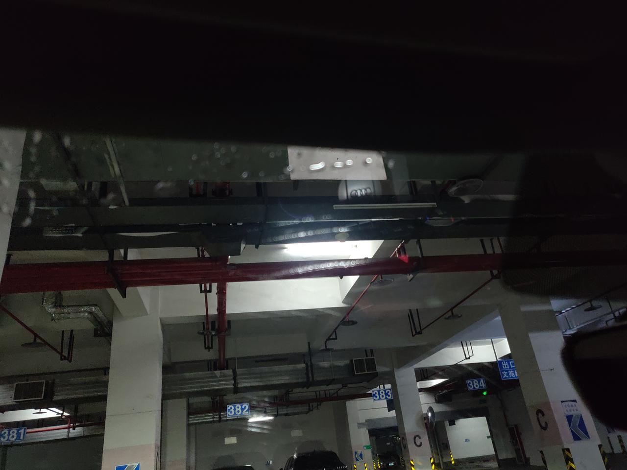 奥迪A4L 毛巾擦玻璃的时候为什么会有雨刮器的痕迹呢，才提的新车，昨天下大雨雨刮也是这样，刮不干净，还带水痕，很影响视线