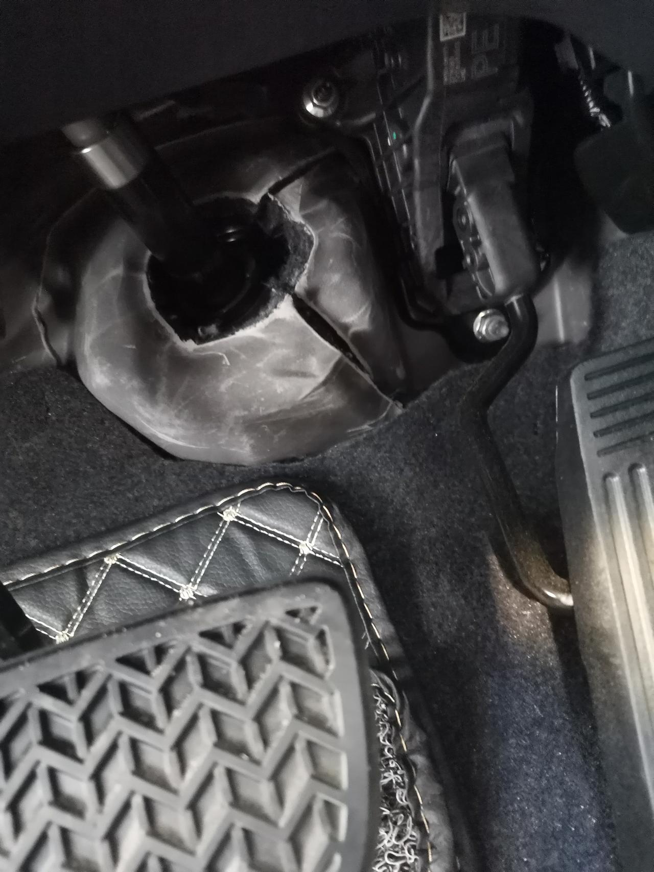 请教凯美瑞车友们，我今天装脚垫的时候，发现油门附近的这个东西裂开了（抱歉，我也不知道叫什么），连带着的棉花也裂开了，这个