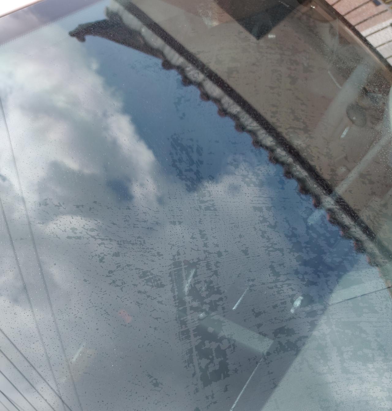 奥迪A4L 毛巾擦玻璃的时候为什么会有雨刮器的痕迹呢，才提的新车，昨天下大雨雨刮也是这样，刮不干净，还带水痕，很影响视线