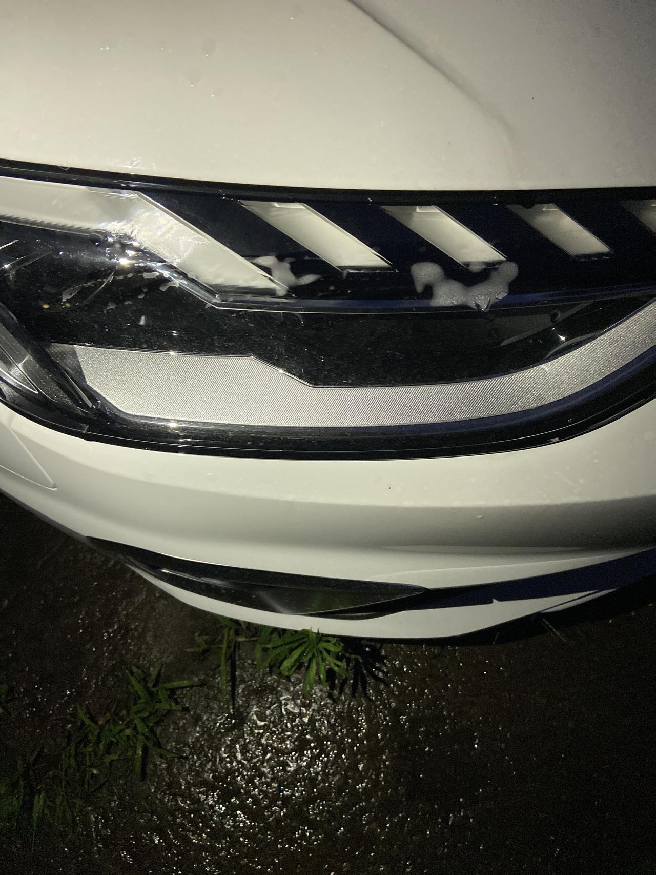 奥迪A4L 新车，日行灯那一片由于灯光照射，有水雾正常吗？