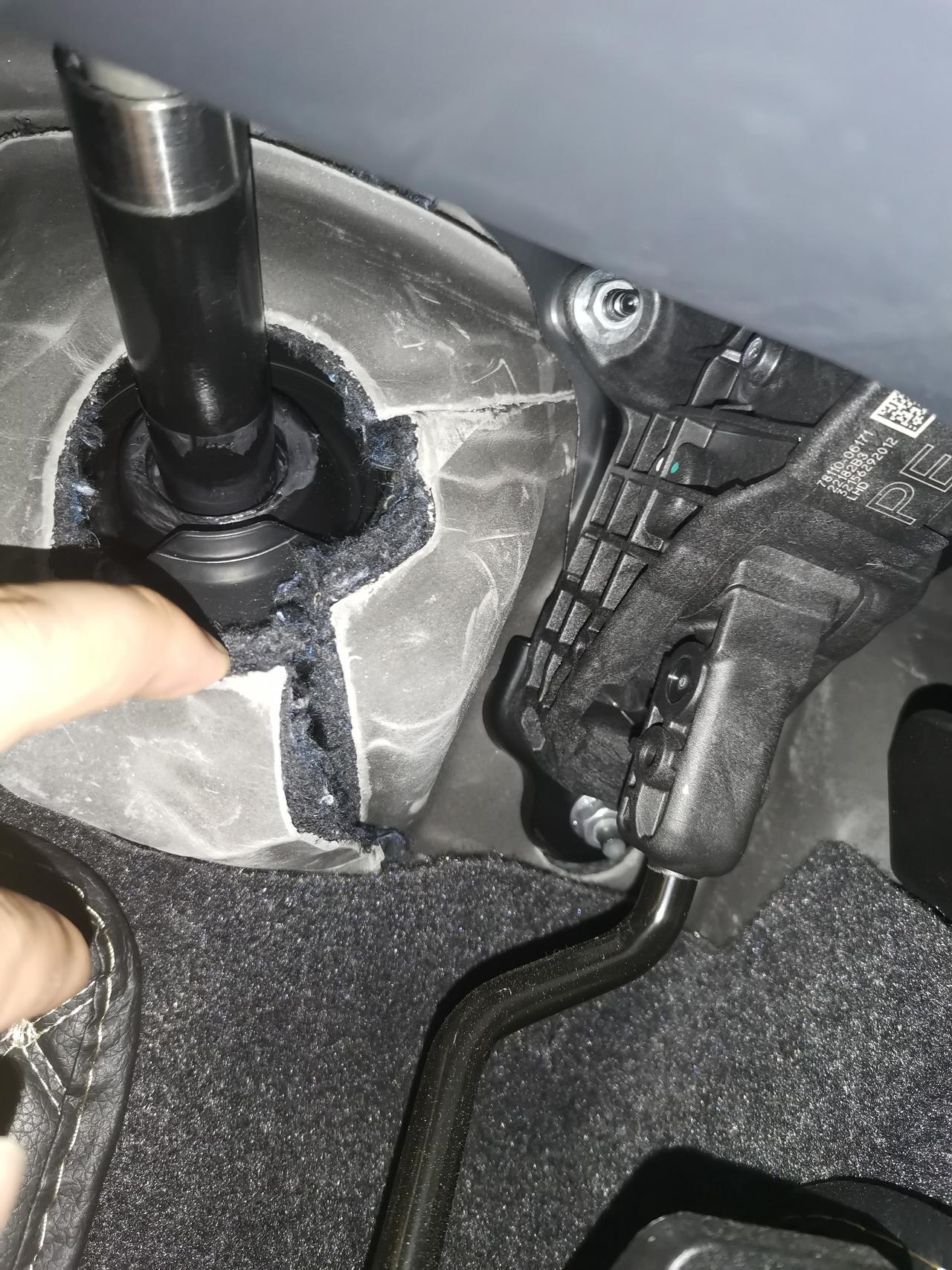 请教凯美瑞车友们，我今天装脚垫的时候，发现油门附近的这个东西裂开了（抱歉，我也不知道叫什么），连带着的棉花也裂开了，这个