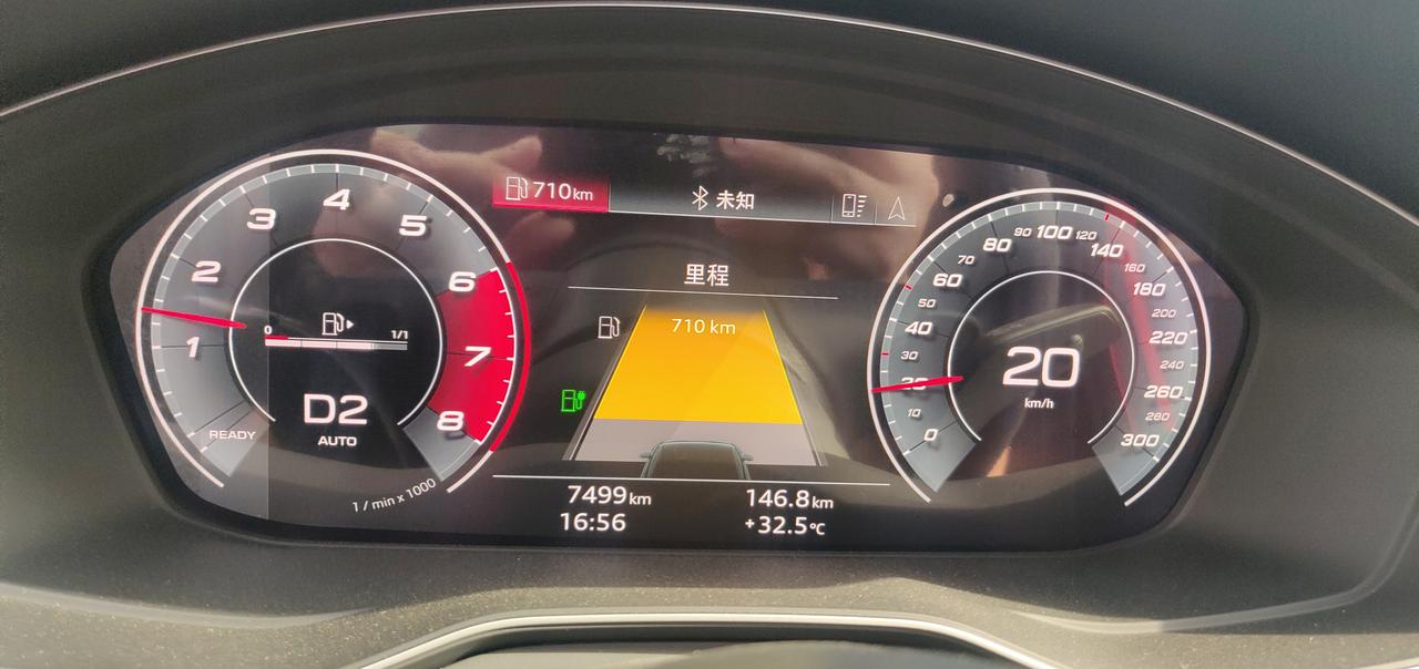 奥迪A4L 这是啥子情况嘛，第一次碰到，又能出来解释一下的嘛？