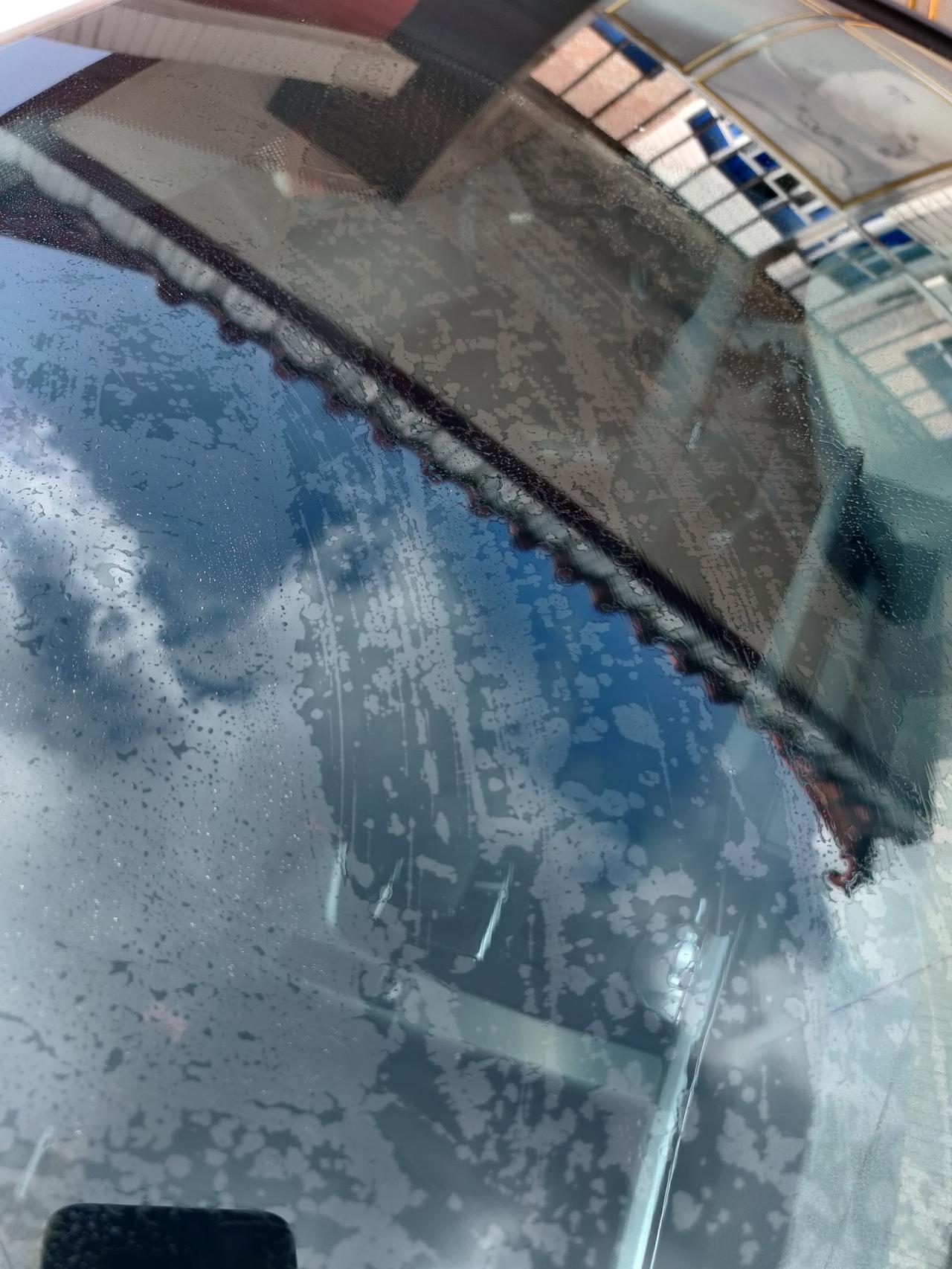 奥迪A4L 毛巾擦玻璃的时候为什么会有雨刮器的痕迹呢，才提的新车，昨天下大雨雨刮也是这样，刮不干净，还带水痕，很影响视线