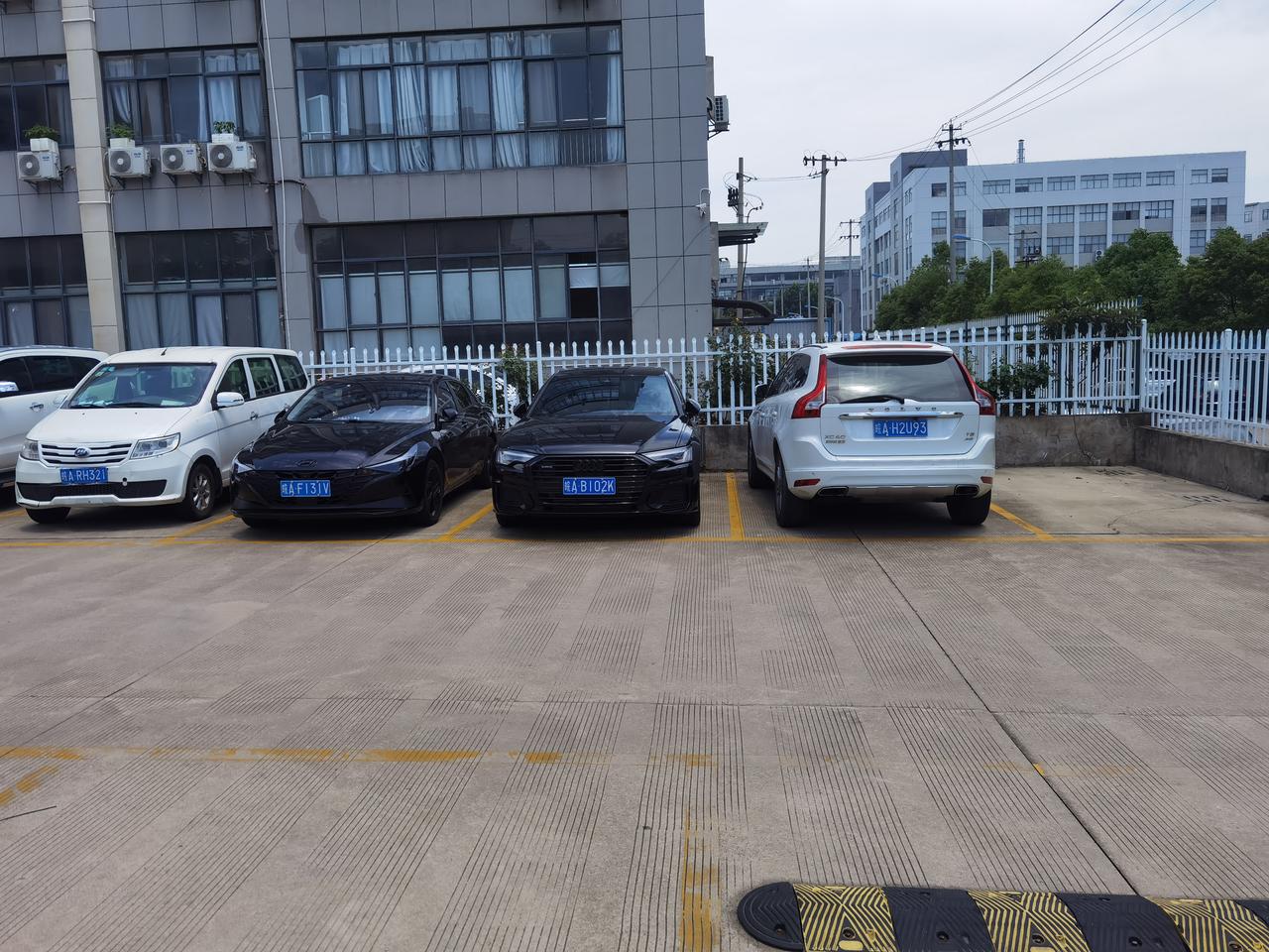 奥迪A4L 大学毕业第三年，去年贷款买了伊兰特，今年换了工作，收入涨了，总想圆自己一个奥迪梦，想问一下各位老板月薪1.4