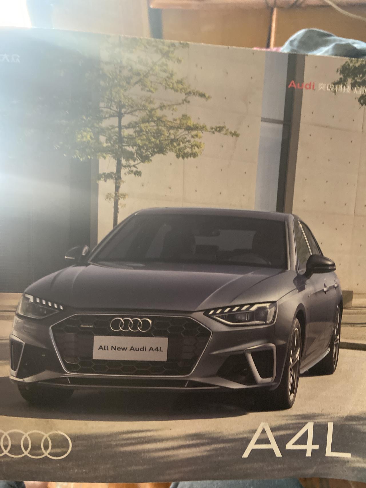 奥迪A4L 去年7月刚提的A4l，行驶里程1万多公里，昨天无意中萌生了一个想法，去看了新C级260，那豪华的内饰人性化的