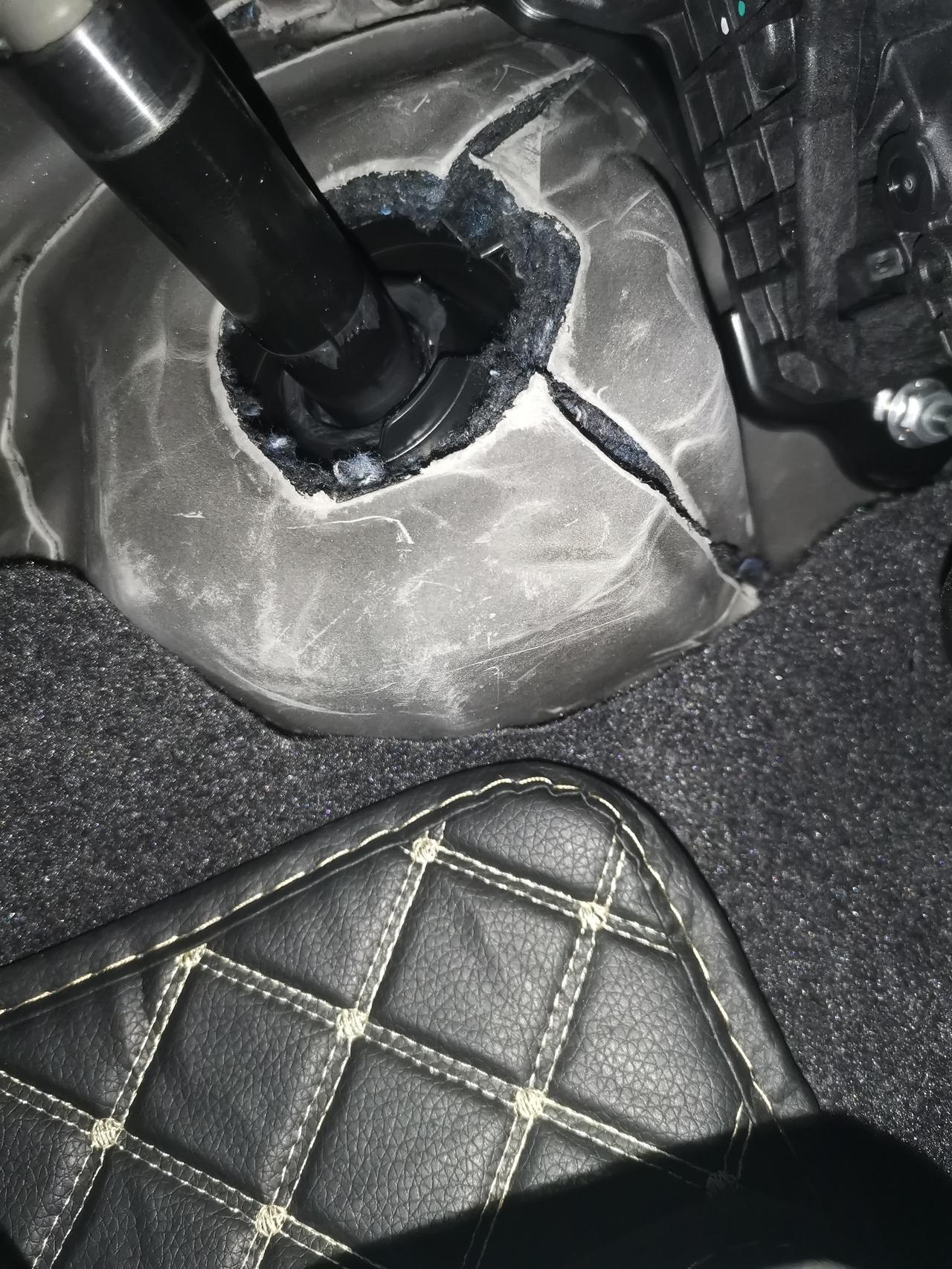 请教凯美瑞车友们，我今天装脚垫的时候，发现油门附近的这个东西裂开了（抱歉，我也不知道叫什么），连带着的棉花也裂开了，这个