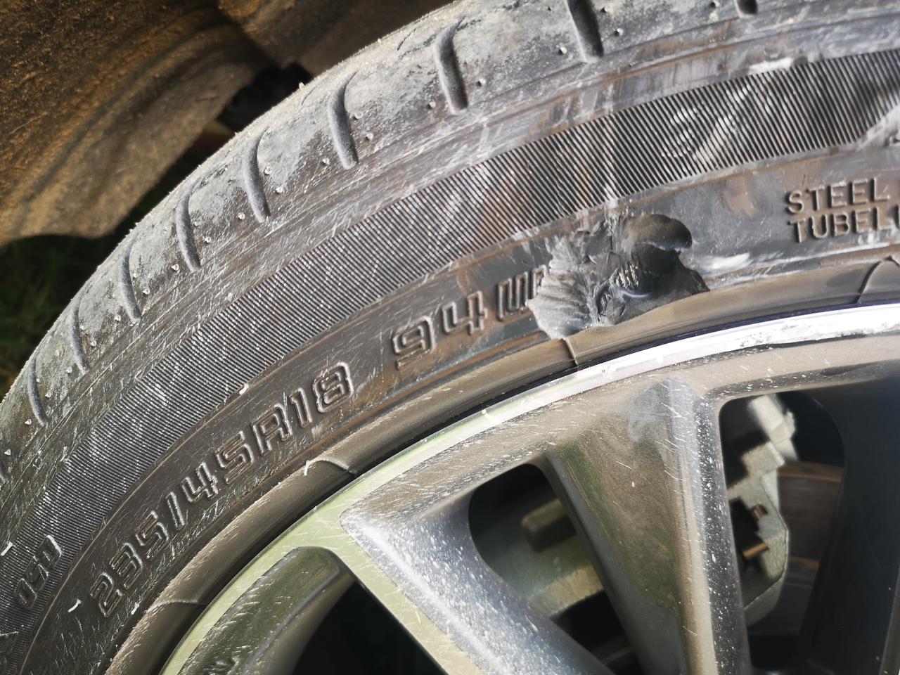 丰田凯美瑞 右拐的时候刮了一下，咋搞，这一定要换吗？邓禄普的运动轮胎多少钱一个？4S店换还是途虎养车换更妥当？