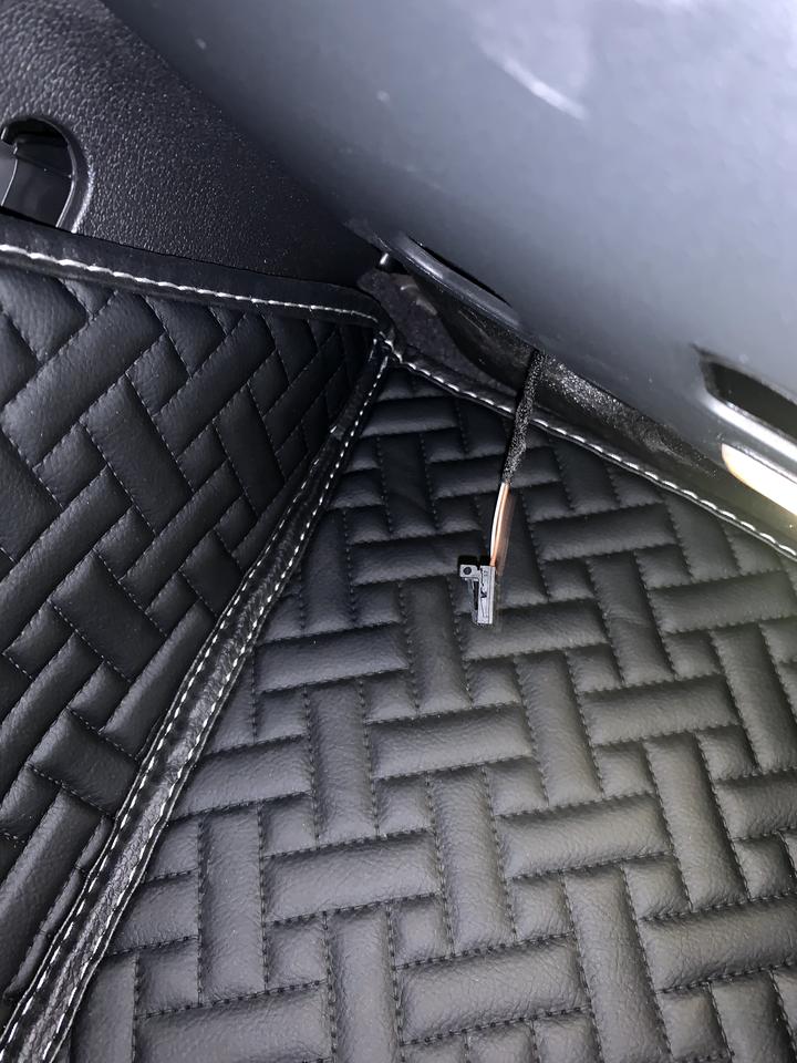 奥迪A4L 求问，有人知道副驾下面露出一根线，这是干嘛的？目前没有影响行驶
