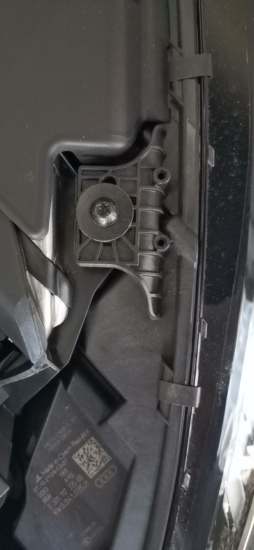 奥迪A4L 为啥我的车   提回去之后大灯螺丝像是被拧过的