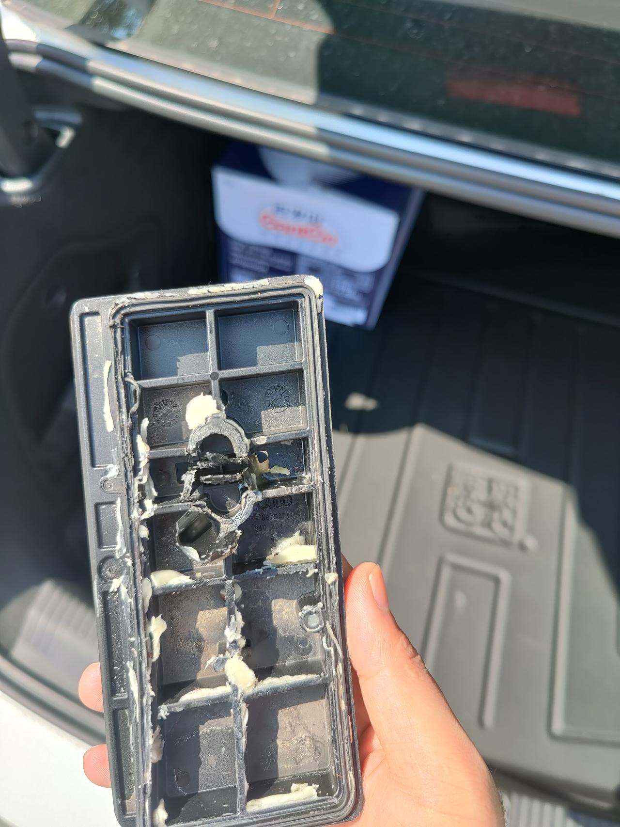 奥迪A4L 今天开车，没看到前面一个圆木，开过去直接卡到底盘下面掉出来这个东西，请我是啥
