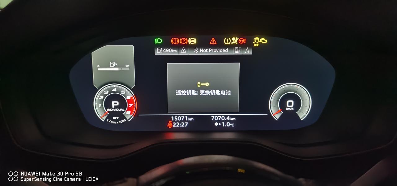 奥迪A4L 你好 20款A4L仪表提示更换电池 我去更换了一块电池之后 还是显示更换电池 然后我把备用钥匙的电池换到主钥