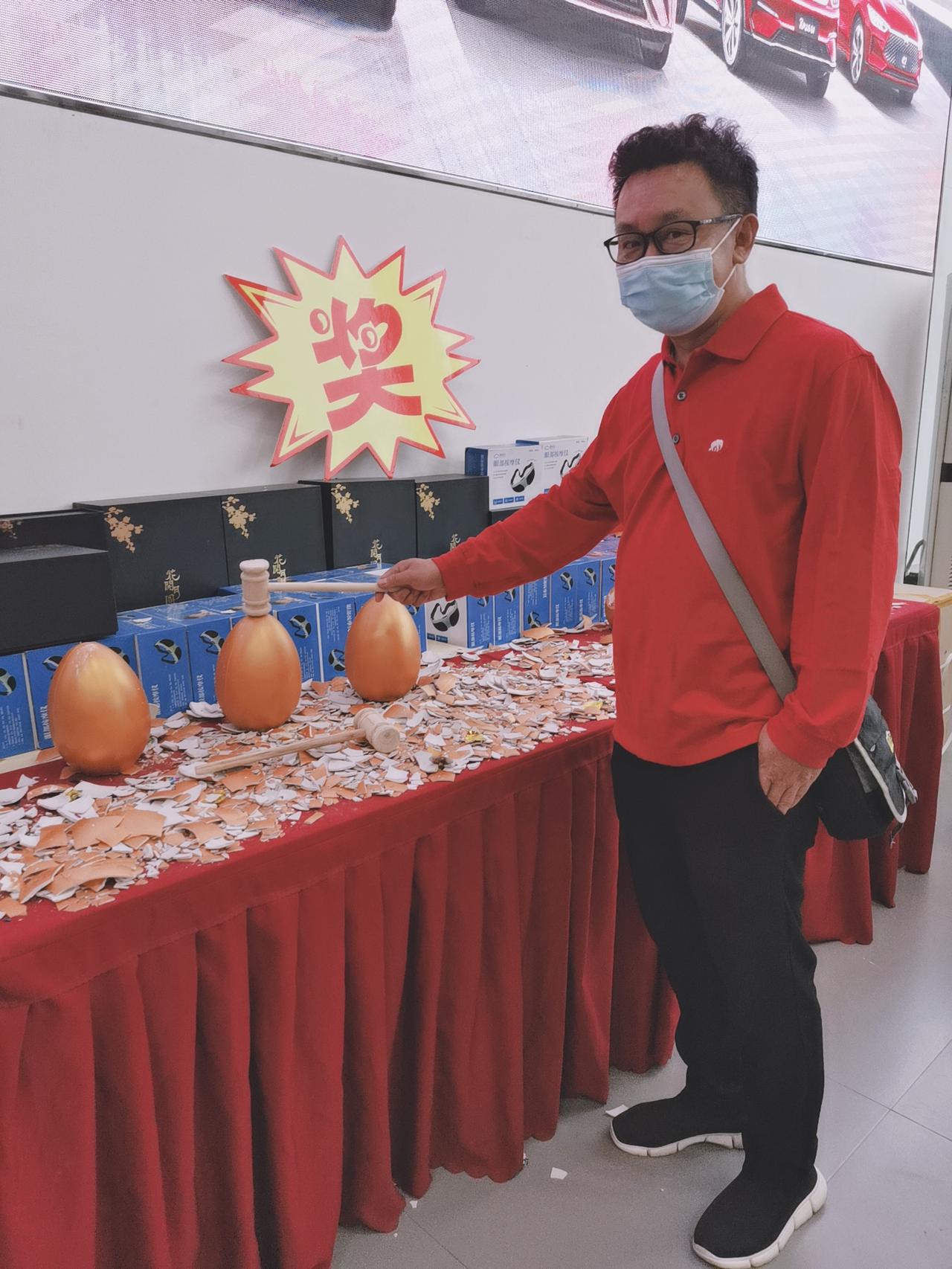 比亚迪宋PLUS DM-i 今天无意中去比亚迪四儿子店看看宋dmi，原以为试驾一下再下定，等个两三个月提车，没成想店里居