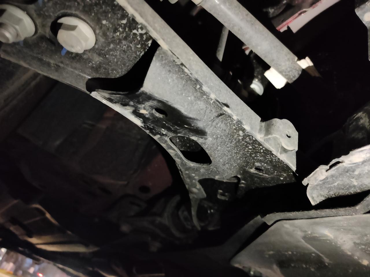 哈弗H6 车友们，今天车右轮掉坑里面挂了一下，需要做什么啊？新手司机，不懂的地方太多了。谢谢！