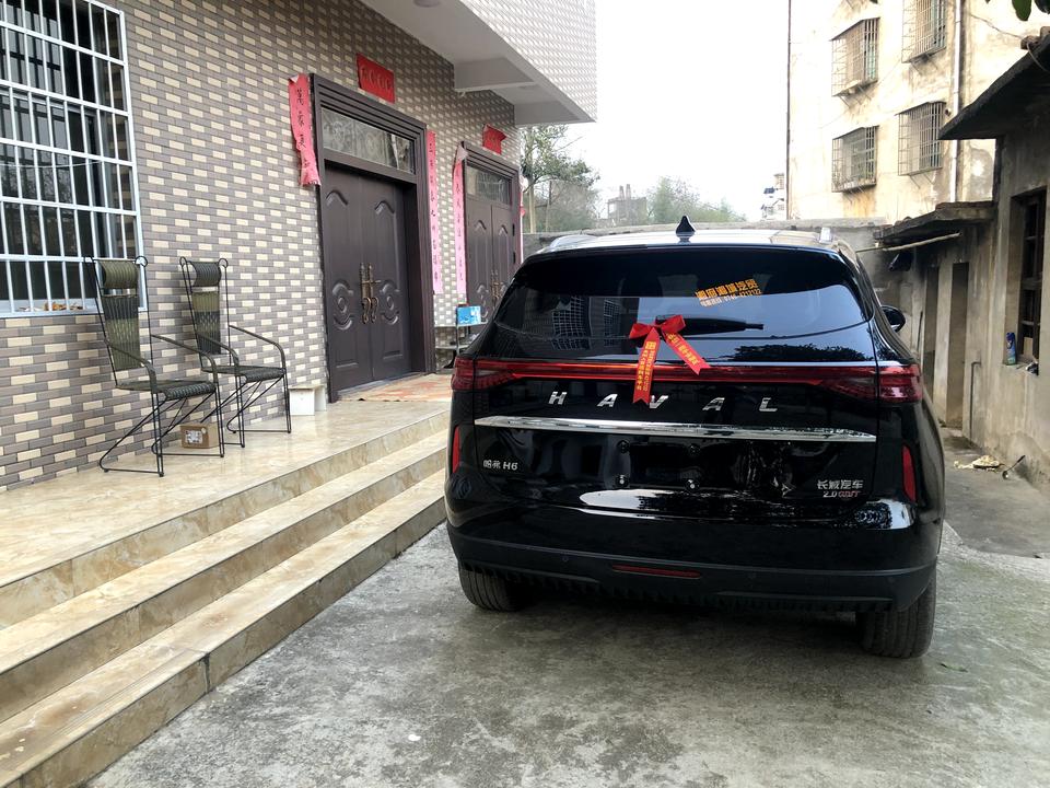 我买哈弗H6Max版一周了，车子启动后在外面会闻到一股很大油味，但又看到漏油，不知道怎么回事？