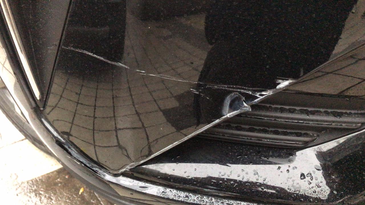 哈弗H6 老铁们，第一滴血。这个右前侧保险杠的地方，塑料板磕破了，雾灯下边的磕破了半掌大小的口子，修车店大概得多少银子能
