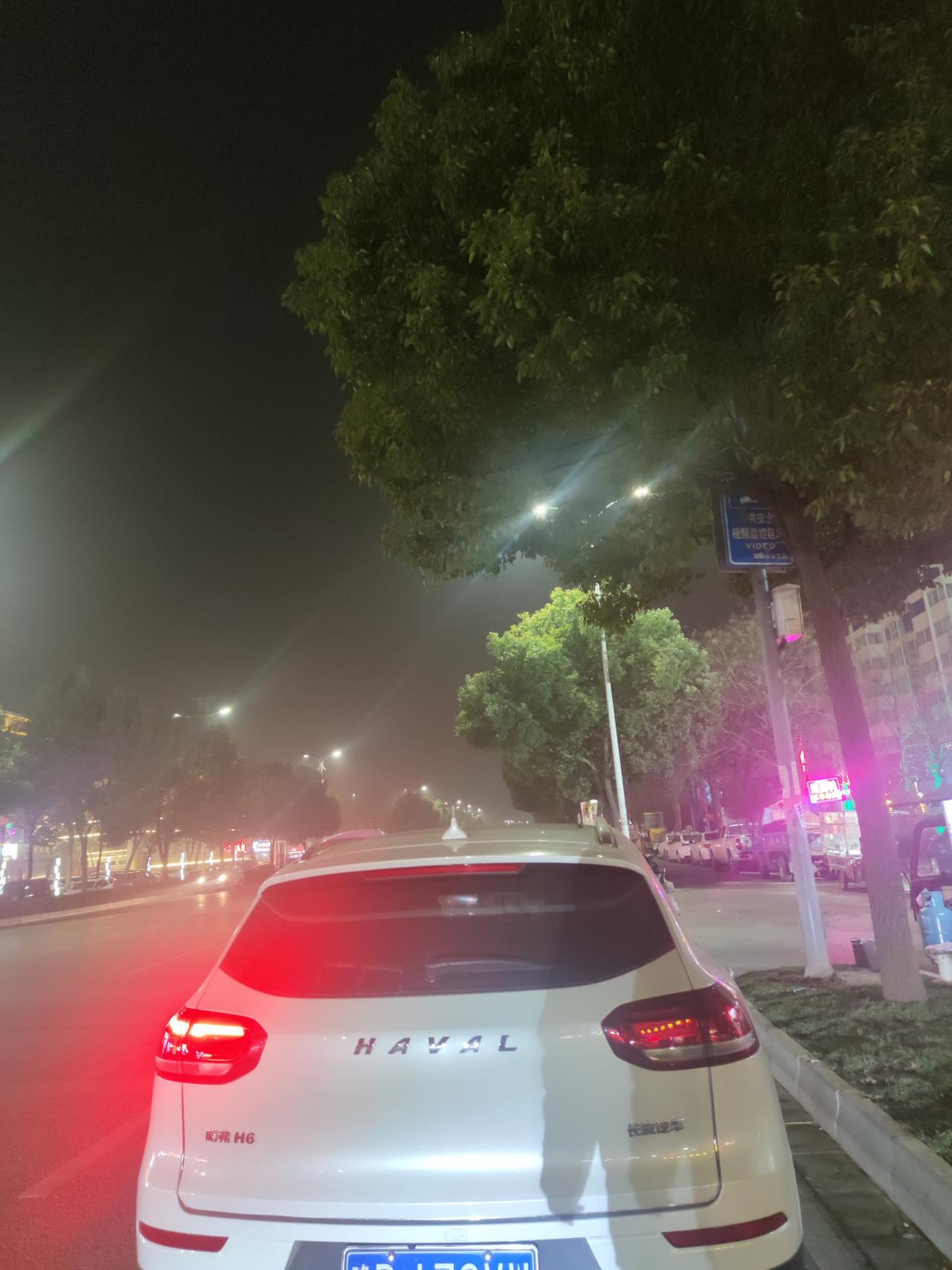 哈弗H6 二代h6停车锁车后，后尾灯亮一个是怎么回事？