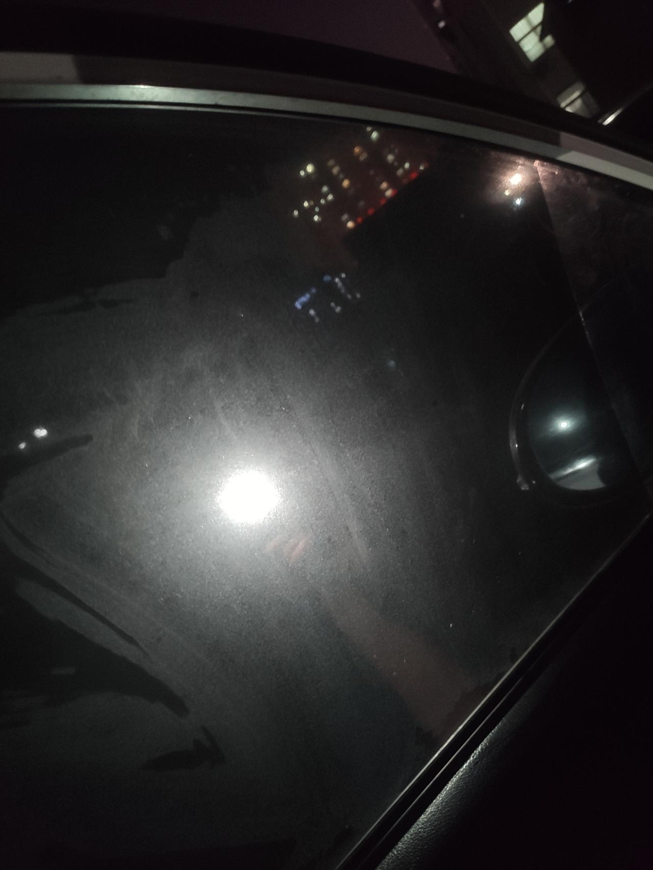 哈弗H6 兄弟们有个事情，请求兄弟们看看有办法吗，前天车停在一个地方，不知道被洒了什么。车玻璃洗不干净了。想问一下用什么