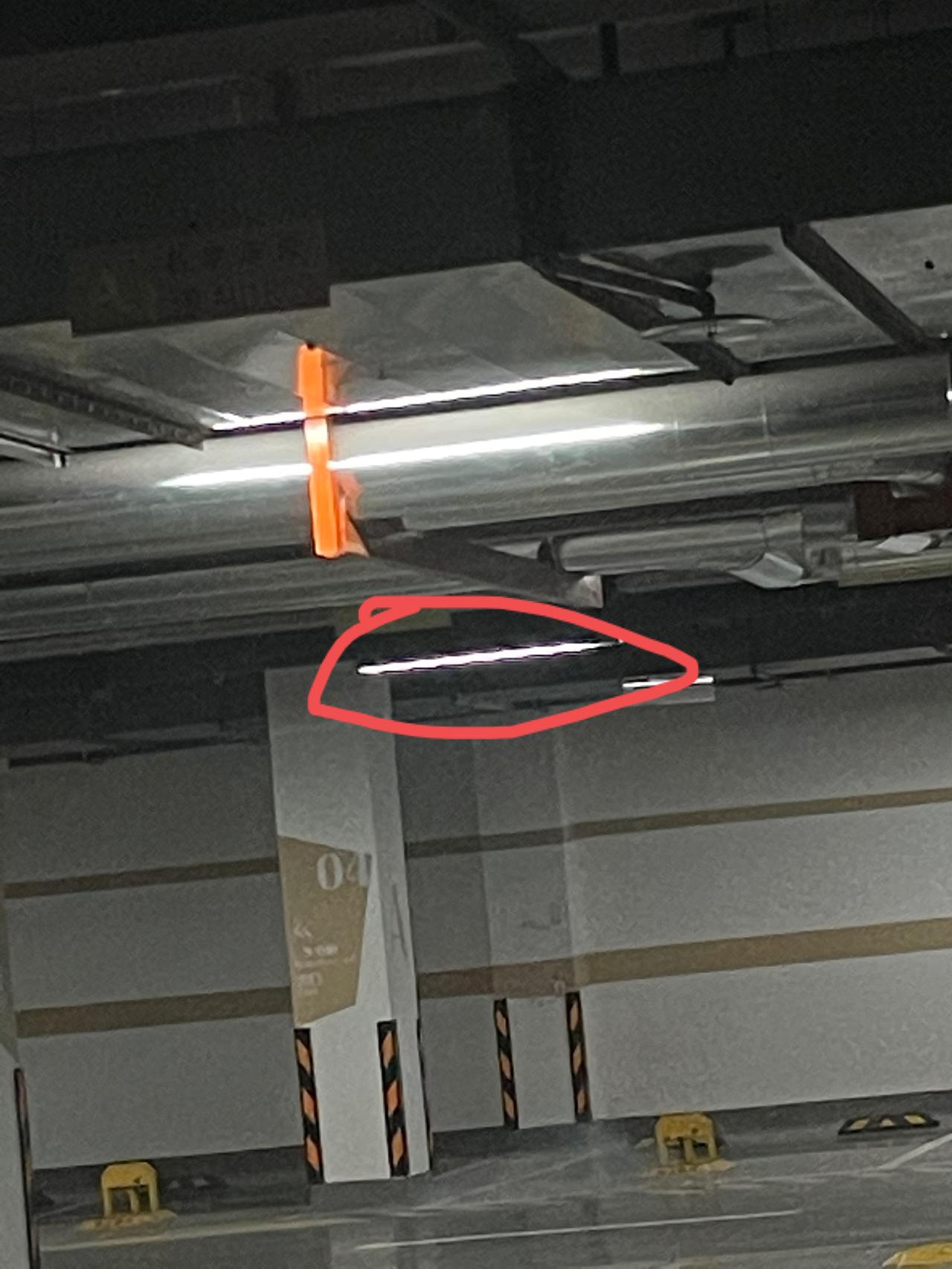 比亚迪宋PLUS DM-i 兄弟们，贴完膜前档出现锯齿状条纹，看直线段发生变形，这样的情况正常吗