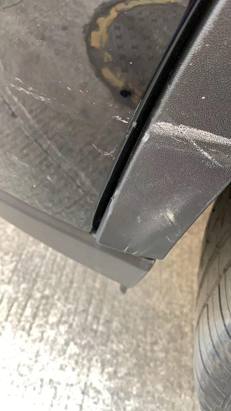 哈弗H6 提车三天，一血了，这种需要报保险么？  自己修要多少钱。 挡泥板烂了。漆面挂到能看见铁皮了 ，