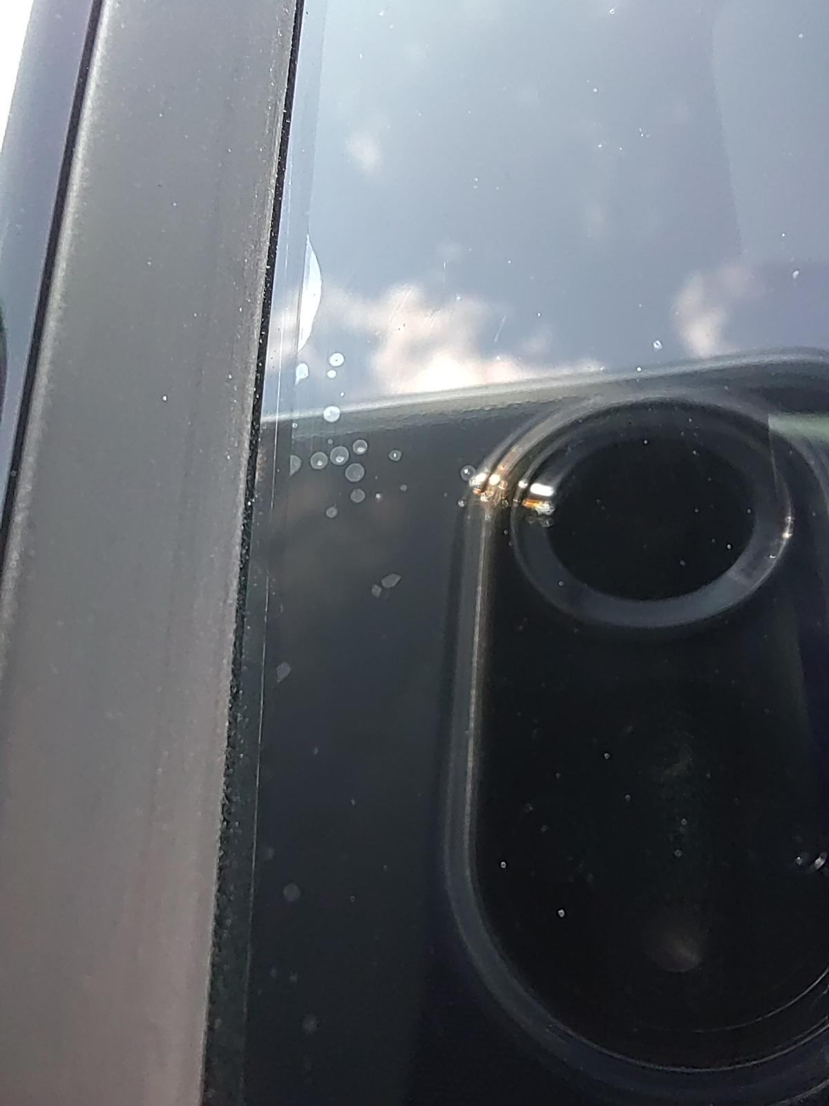 哈弗H6 贴膜第三天，这些气泡和麻点还能晒掉吗？看着感觉里面是灰尘。要不要去找4S店？