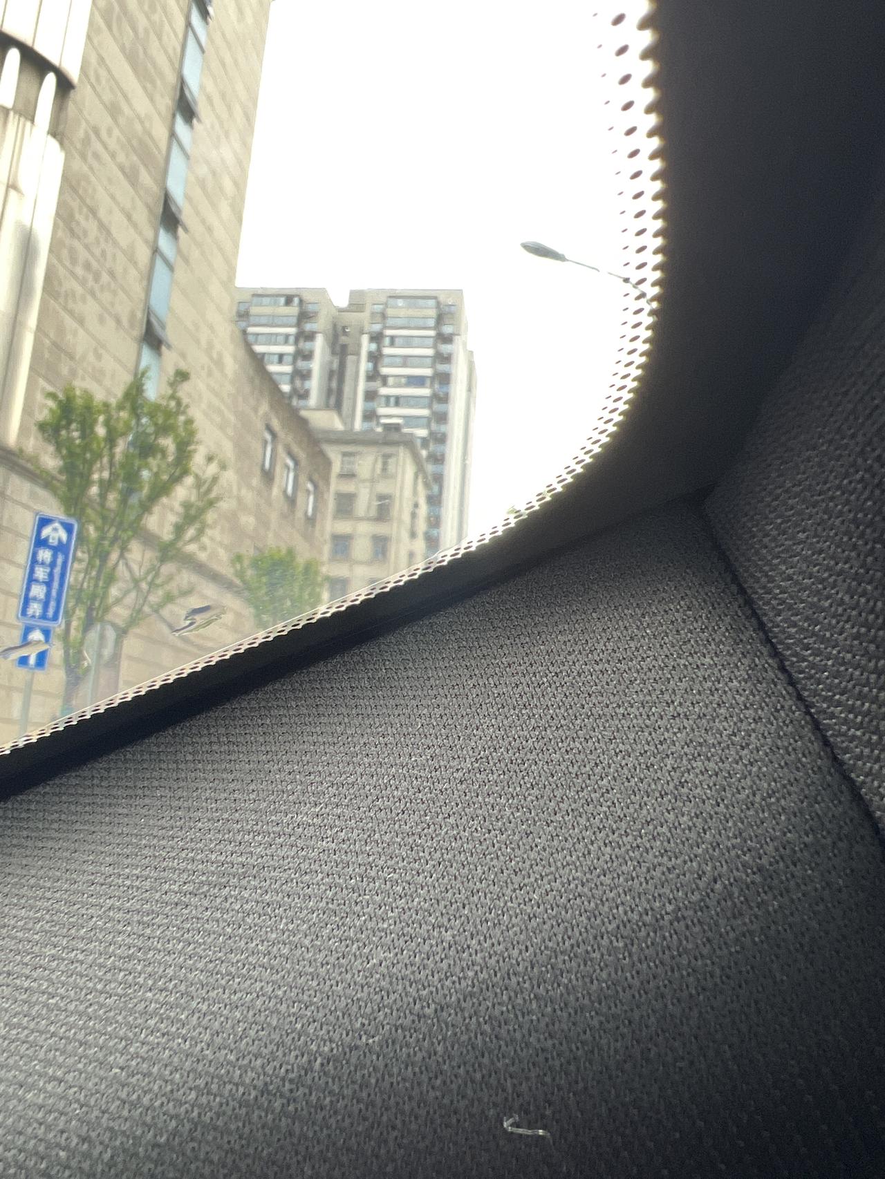 比亚迪宋PLUS DM-i 今天无意发现一个瑕疵，车内A柱顶端左右两边缝隙不一致，左边可以塞进去一个手指，右边严丝合缝，