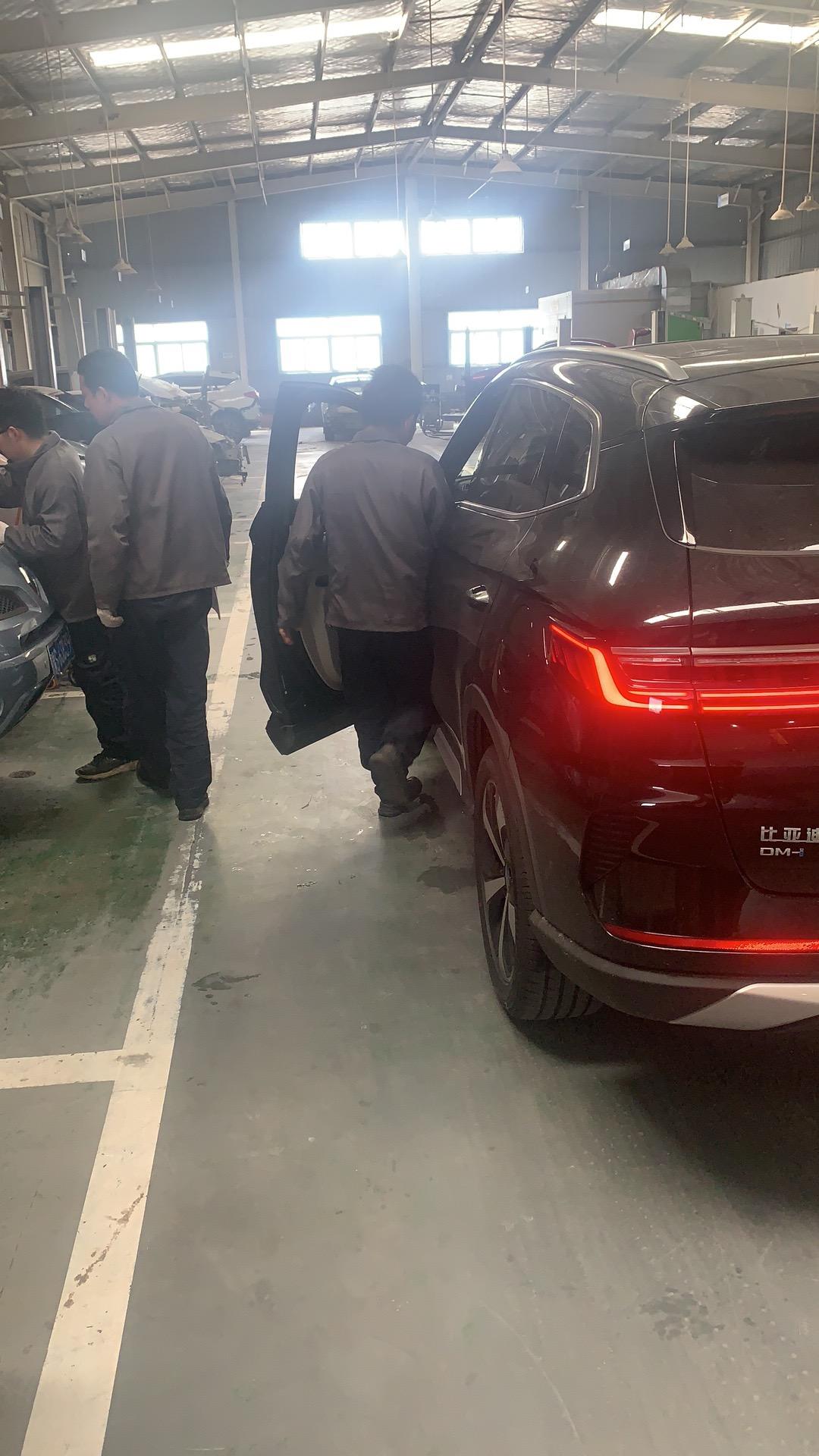 比亚迪宋PLUS DM-i 新车方向盘很重是因为啥？   胎压  四轮定位啥的全做了    就是比其他车重很多  我该咋