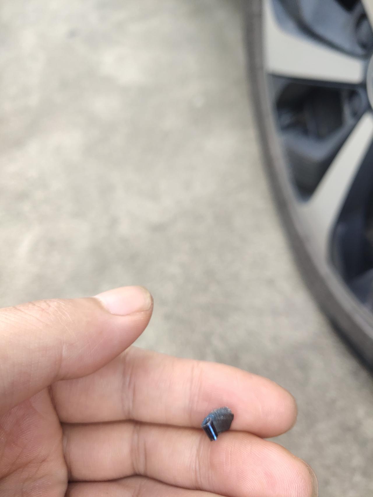 比亚迪宋PLUS DM-i 轮胎被这个玩意刺进去了，1厘米深，没漏气，要怎么搞。