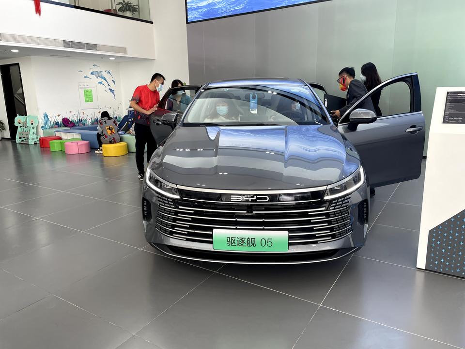 比亚迪驱逐舰 05 驱逐舰能后期改装无线充电吗？订了120尊贵，没有无线充电，这是我比较想要的功能，看秦dmi不少车主可