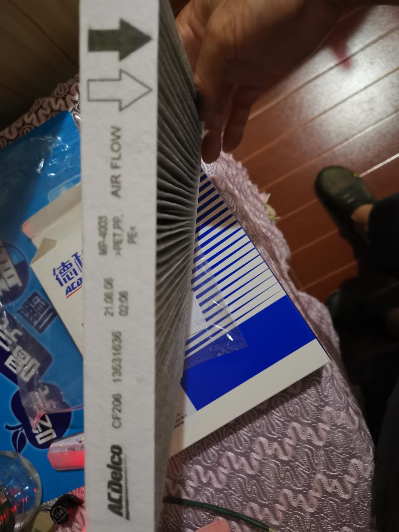 雪佛兰探界者 图片是今天刚换出来的空调滤芯，感觉很差，和网购的德科空调滤芯对比，网购的更厚更重。都有点怀疑我当时在4S店