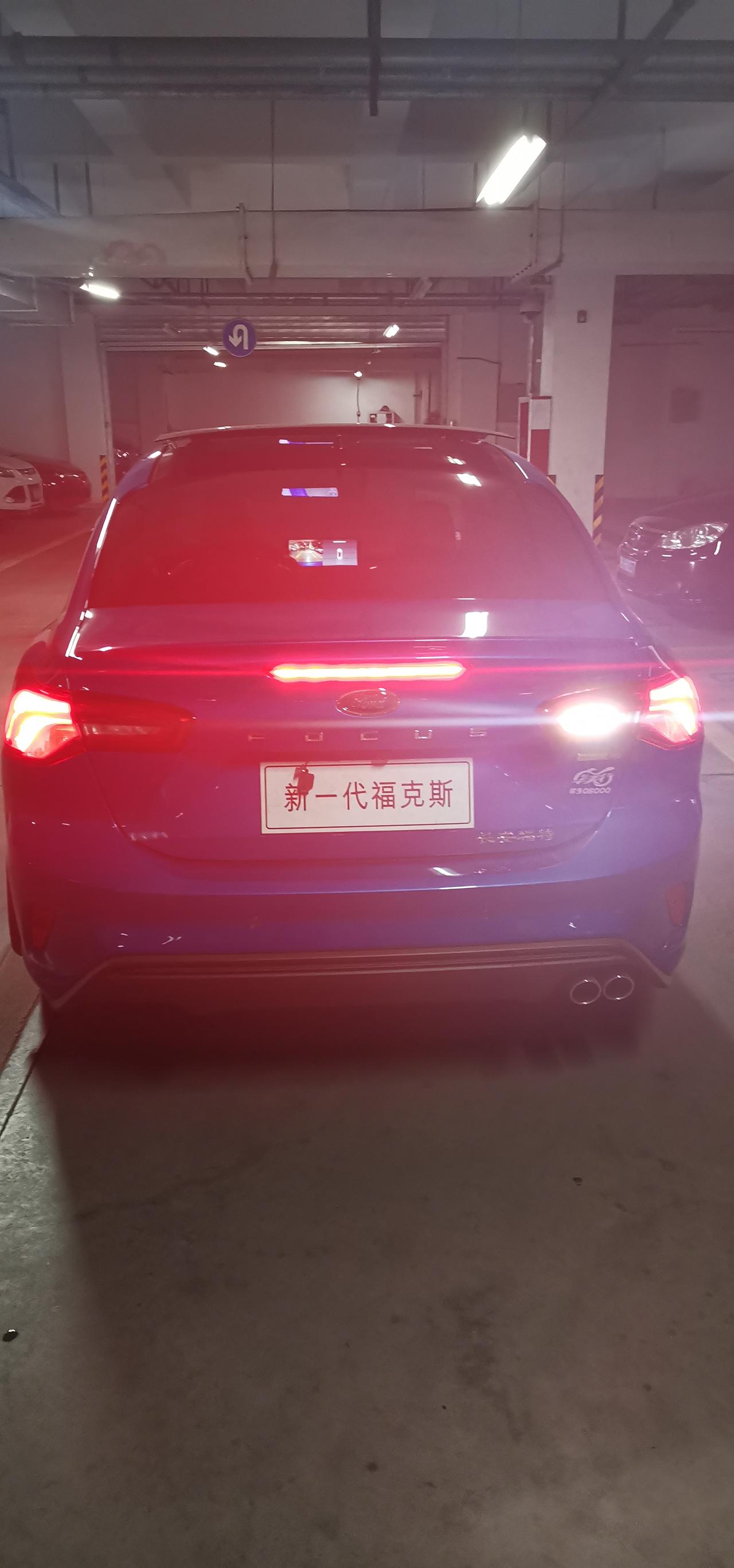 各位老司机请问21款福克斯st line倒车灯只有右侧亮是否正常？自带辅助驾驶，车道保持，车道偏离预警怎么感觉不起作用啊