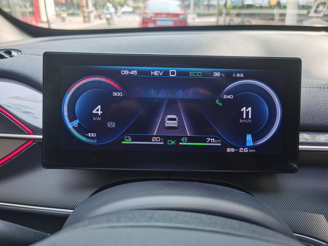 比亚迪驱逐舰 05 加油200，续航显示711km，然后用把里程清空实际表显跑了236km，表显还剩余301km用计算器