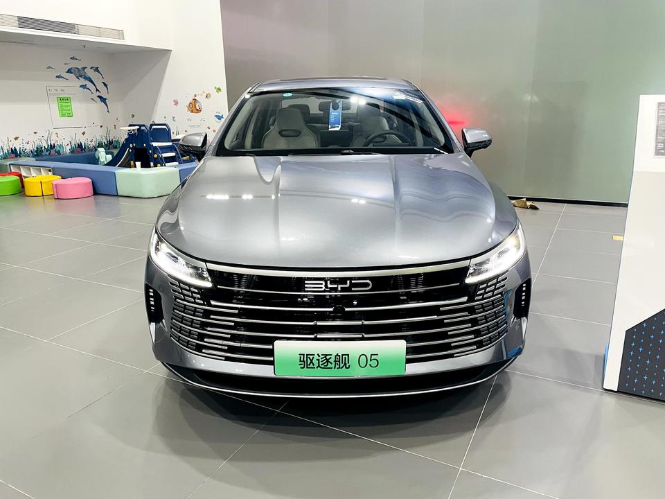 比亚迪驱逐舰 05 驱逐舰能后期改装无线充电吗？订了120尊贵，没有无线充电，这是我比较想要的功能，看秦dmi不少车主可